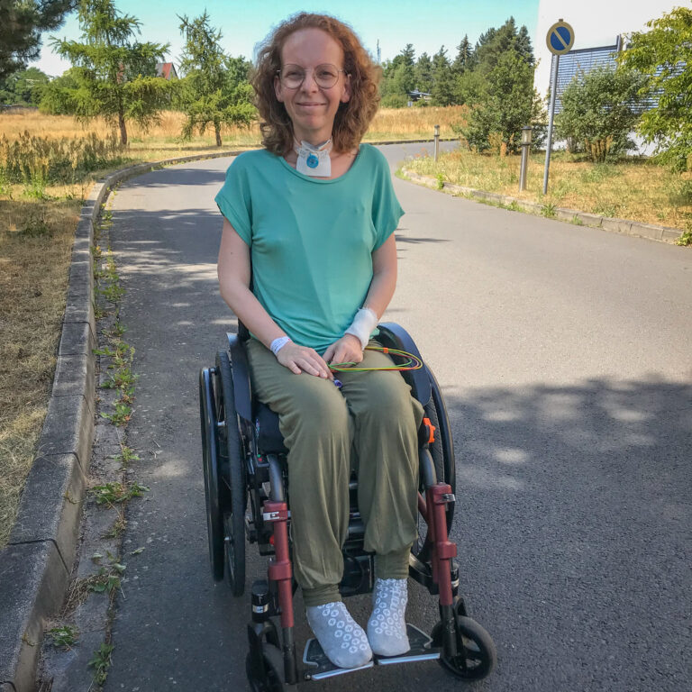 Patientin im Rollstuhl aus Dresden
